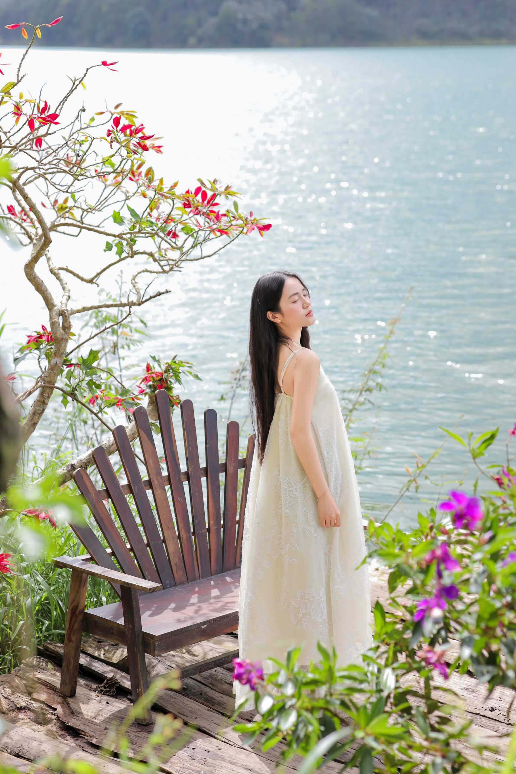 Bên hồ nước trong
